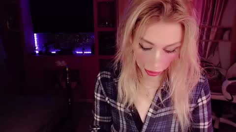 Snapshot of nicole_g0ld_ chatting on 16, 9, 2025 Nicole online show from 16, 9, 2025