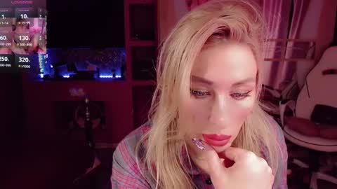 Snapshot of nicole_g0ld_ chatting on 28, 9, 2025 Nicole online show from 28, 9, 2025