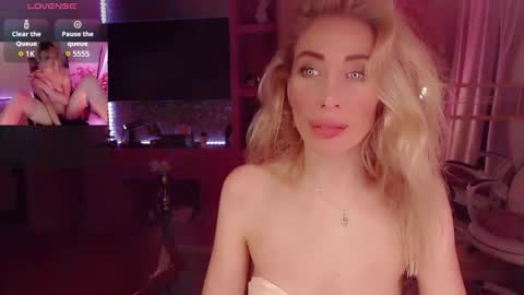 Snapshot of nicole_g0ld_ chatting on 4, 10, 2025 Nicole online show from 4, 10, 2025