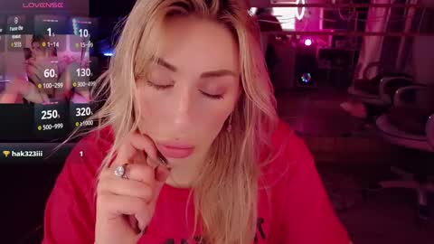 Snapshot of nicole_g0ld_ chatting on 17, 10, 2025 Nicole online show from 17, 10, 2025