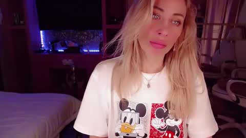 Snapshot of nicole_g0ld_ chatting on 26, 10, 2025 Nicole online show from 26, 10, 2025