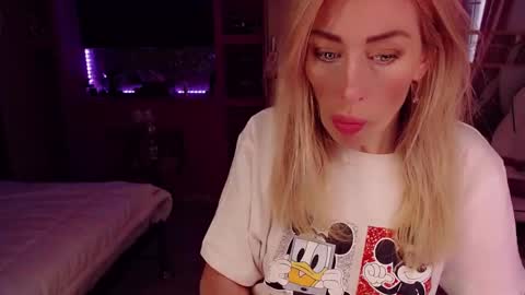 Snapshot of nicole_g0ld_ chatting on 28, 10, 2025 Nicole online show from 28, 10, 2025