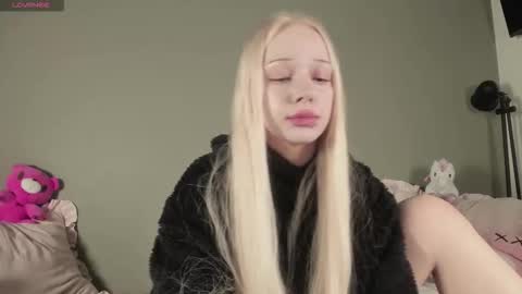 Snapshot of nicole_yo chatting on 15, 12, 2025 Mary online show from 15, 12, 2025