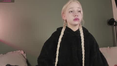 Snapshot of nicole_yo chatting on 19, 12, 2025 Mary online show from 19, 12, 2025