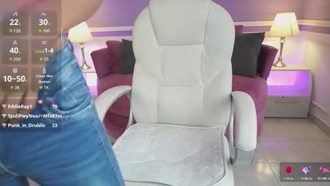 Nicole Crawft online show from 3, 10, 2025