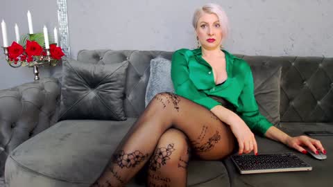 Nicole Domme online show from 20, 1, 2025