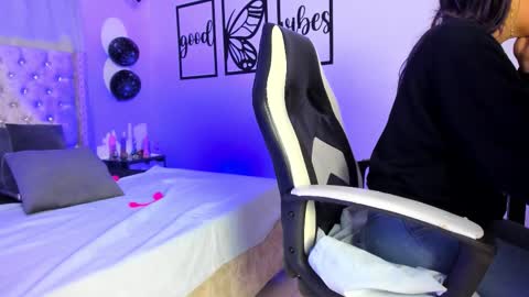 nicolee millerr online show from 12, 11, 2025