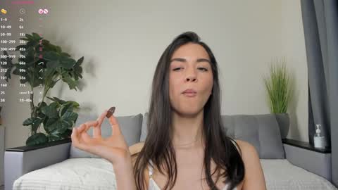 Snapshot of nicoleluuv chatting on 18, 12, 2024 Dua Lipa online show from 18, 12, 2024