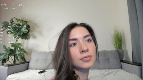 Snapshot of nicoleluuv chatting on 6, 2, 2025 Dua Lipa online show from 6, 2, 2025