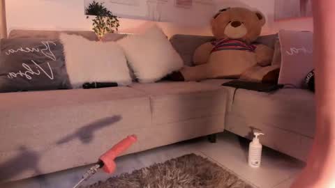 Nicolle online show from 26, 2, 2025