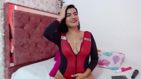 nicolle gomes online show from 10, 9, 2025