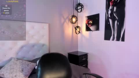 Nicolle online show from 5, 12, 2025