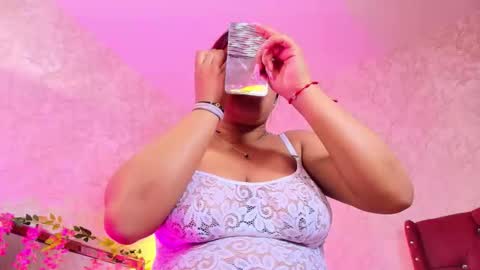 Nicolle Miley online show from 28, 2, 2026