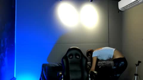 Snapshot of nicolvibes_212 chatting on 28, 11, 2025 Nicol online show from 28, 11, 2025