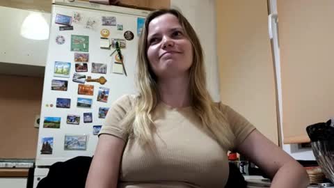 Snapshot of nidarobichau chatting on 1, 10, 2025 Mila online show from 1, 10, 2025