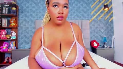 Snapshot of niiamoore_ chatting on 6, 4, 2026 NiiaMoore online show from 6, 4, 2026