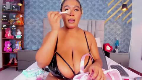 Snapshot of niiamoore_ chatting on 6, 5, 2026 NiiaMoore online show from 6, 5, 2026