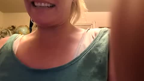 Snapshot of nikki32313 chatting on 17, 4, 2026 nikki32313 online show from 17, 4, 2026