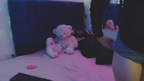 nikolle_huyt online show from 10, 9, 2025