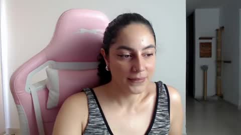 Snapshot of niky_blue chatting on 2, 2, 2025 niky_blue online show from 2, 2, 2025