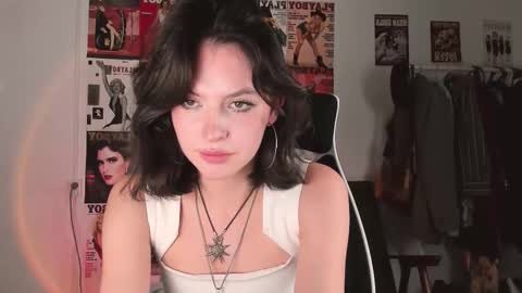 Snapshot of niky_jess chatting on 5, 10, 2025 Veronica online show from 5, 10, 2025