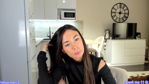 Snapshot of nilliluv chatting on 4, 2, 2025 Bella online show from 4, 2, 2025
