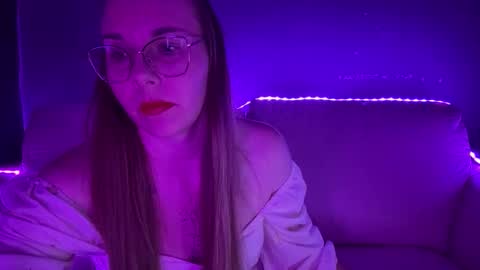 ninaglow_ online show from 9, 9, 2025