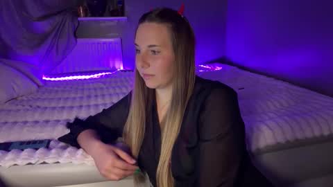 ninaglow_ online show from 3, 10, 2025