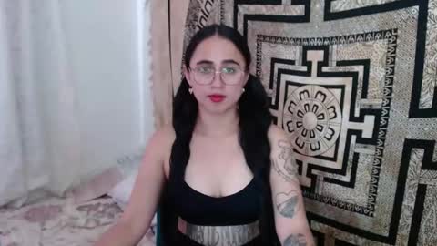N I N A online show from 28, 1, 2025