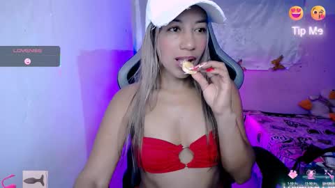 Snapshot of ninatinydoll1 chatting on 22, 10, 2025 ninatinydoll1 online show from 22, 10, 2025