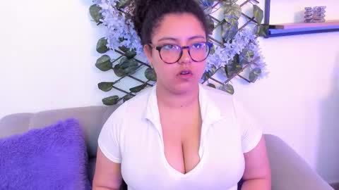 Snapshot of noa_veega chatting on 18, 12, 2025 N O A online show from 18, 12, 2025