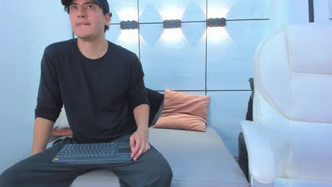 Snapshot of noah_ferrary chatting on 8, 11, 2025 Noah Ferrary online show from 8, 11, 2025