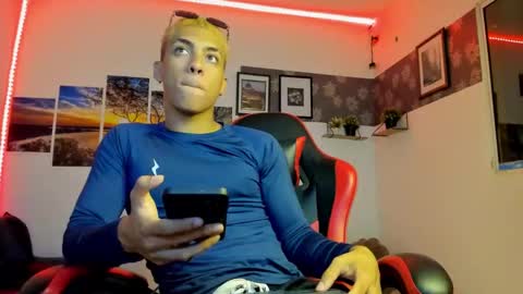 noah_flynn1 online show from 4, 10, 2025