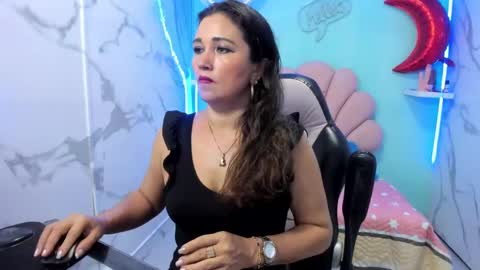 Snapshot of noelia_milfs chatting on 15, 10, 2025 noelia_milfs online show from 15, 10, 2025