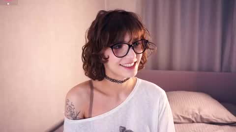 Snapshot of odettehatt chatting on 17, 12, 2025 Thea online show from 17, 12, 2025