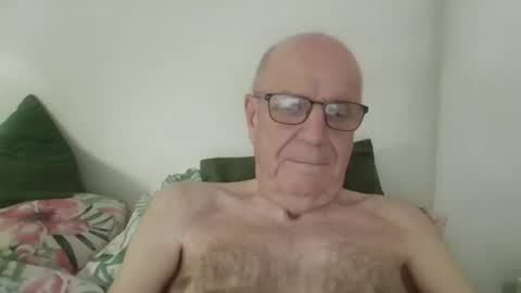 Snapshot of oggi95 chatting on 17, 10, 2025 oggi95 online show from 17, 10, 2025