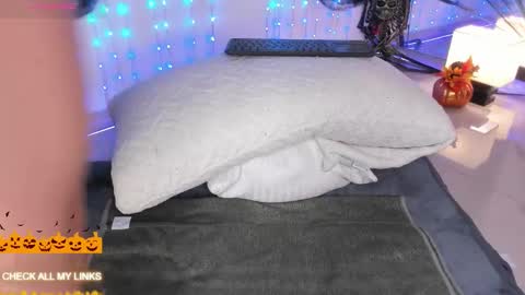 Snapshot of ohyesly_ chatting on 23, 10, 2025 ohyesly_ online show from 23, 10, 2025