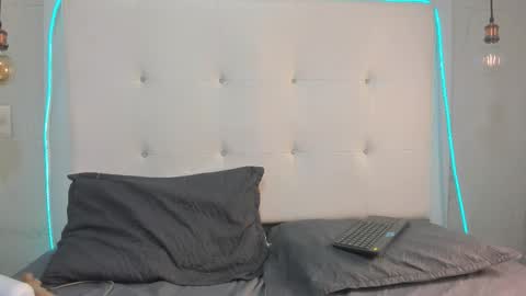 Snapshot of olivia_bunny52 chatting on 1, 12, 2025 olivia online show from 1, 12, 2025