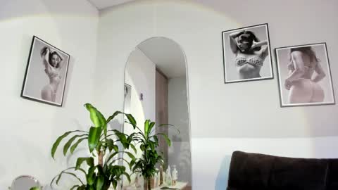 Snapshot of olivia_collisn chatting on 7, 5, 2026 Olivia Collins online show from 7, 5, 2026