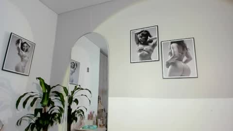 Snapshot of olivia_collisn chatting on 12, 5, 2026 Olivia Collins online show from 12, 5, 2026