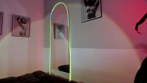 Snapshot of olivia_collisn chatting on 29, 5, 2026 Olivia Collins online show from 29, 5, 2026