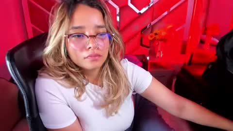  OLIVIA  online show from 18, 9, 2025