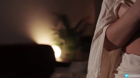 Snapshot of omiliver chatting on 20, 11, 2025 or online show from 20, 11, 2025