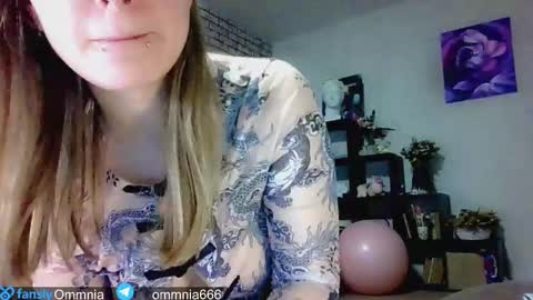 Snapshot of ommnia chatting on 9, 3, 2025 Emma Talk only with followers online show from 9, 3, 2025