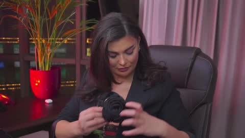 Nicolle online show from 8, 1, 2025