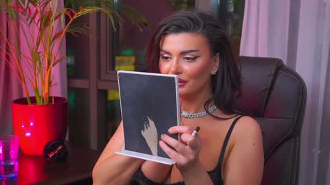 Nicolle online show from 2, 2, 2025