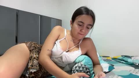 PAREJA LATINA JOVEN MUY CACHONDOS online show from 2, 4, 2026