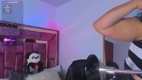 Snapshot of opalo_youns chatting on 21, 12, 2025 Aurora online show from 21, 12, 2025