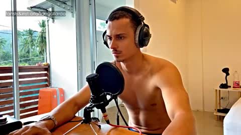 Snapshot of orlando__bloom chatting on 12, 11, 2025 Fansly and Instagram - online show from 12, 11, 2025