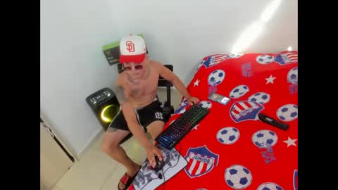 Snapshot of oscarpeinado9424 chatting on 15, 9, 2025 Maximo Perez online show from 15, 9, 2025
